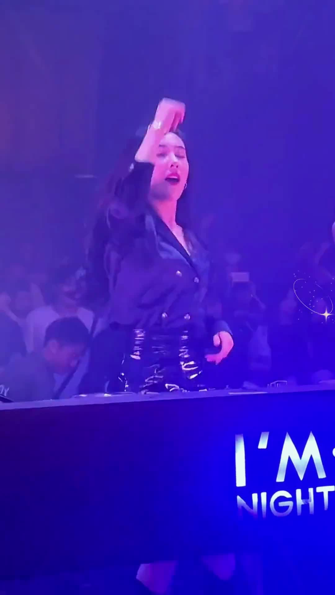 小姐姐蹦迪 好看的小姐姐 中文dj 这谁顶得住啊