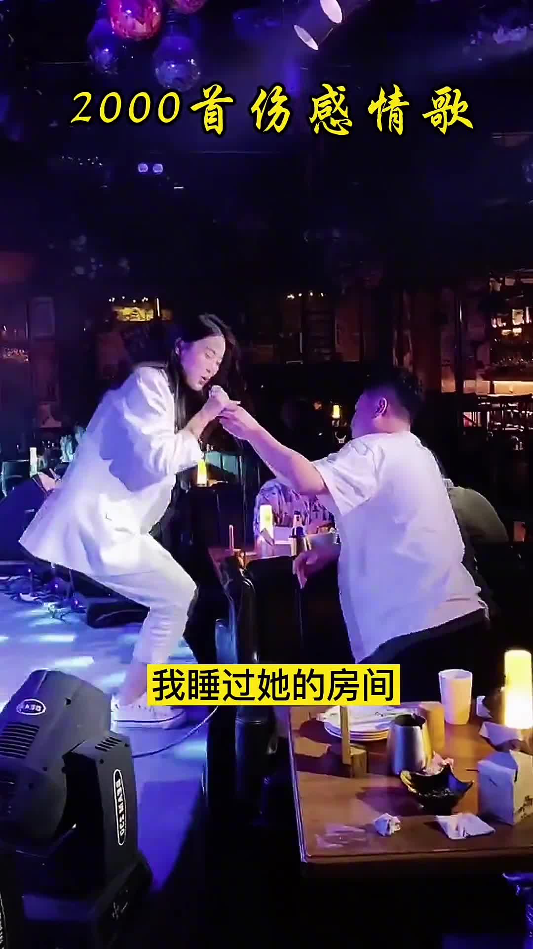 我睡过她的房间,我睡过她的房间喝过她的水我睡过她的房间喝过她的水,我睡过她的房间喝过她的水,吃过她的剩饭亲过她的嘴,也见过她刚起床素颜的样子,这辈子就当我娶过她了吧