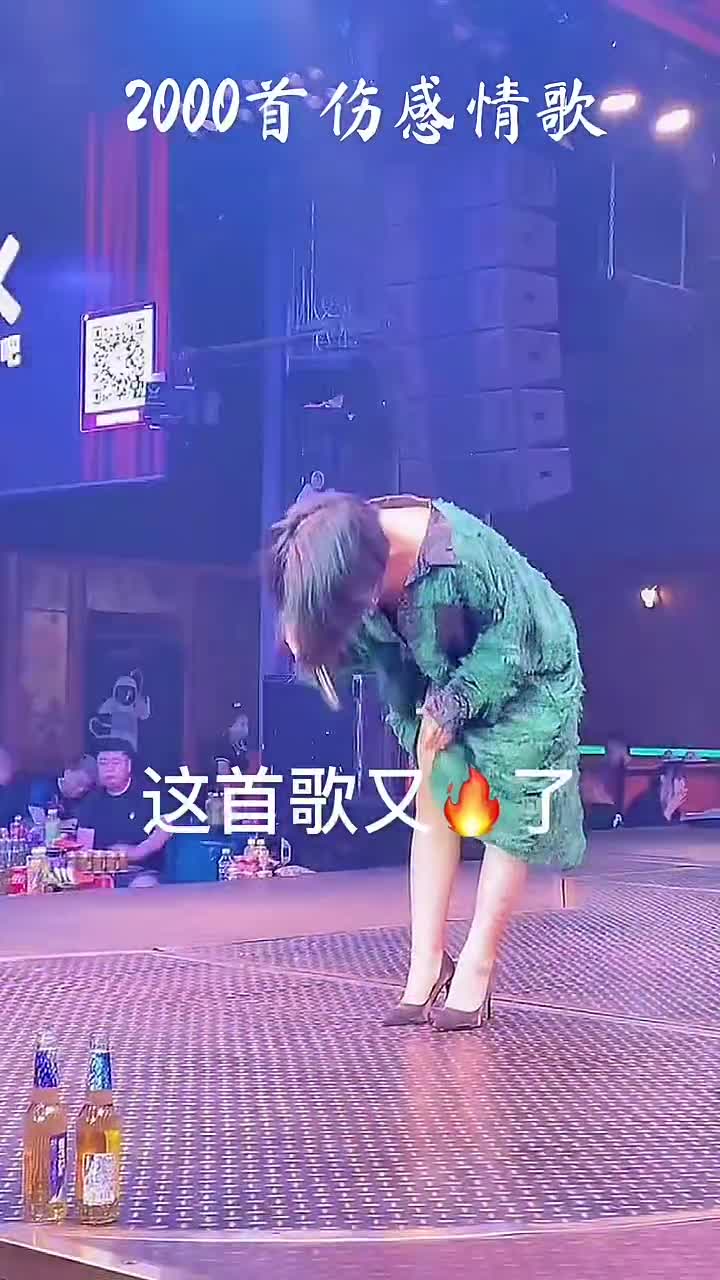 一遍遍的翻看你消息,情不自禁又把你想起,今生有你是我的福气,想你念你每分每秒里,茫茫人海我和你相遇利,宴宴之中深深爱上你,买冥之中深深爱上你,爱上你,不管爱情有多少荆棘