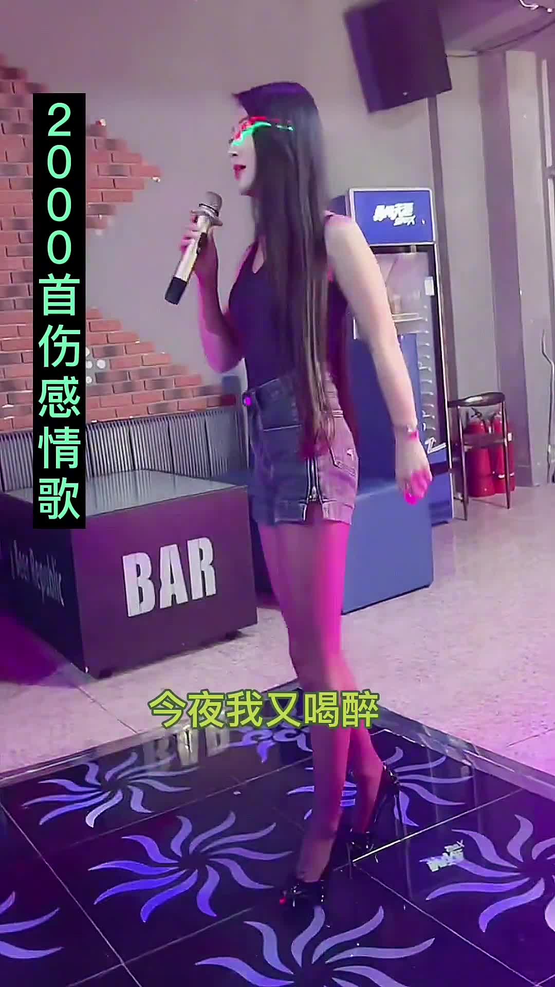 醉了满眼泪水,你可知道我会喝醉,都是你给的伤悲,爱情真的很累,痴情让人心儿碎,痴情让人心儿碎,说好的今生永相随,为何你要远走高飞,会夜我为你醉,今夜我为你醉,醉了流下伤心的酒,醉了流下伤心的泪,我多想忘掉你的美,才把自己灌醉,晗夜我又喝醉