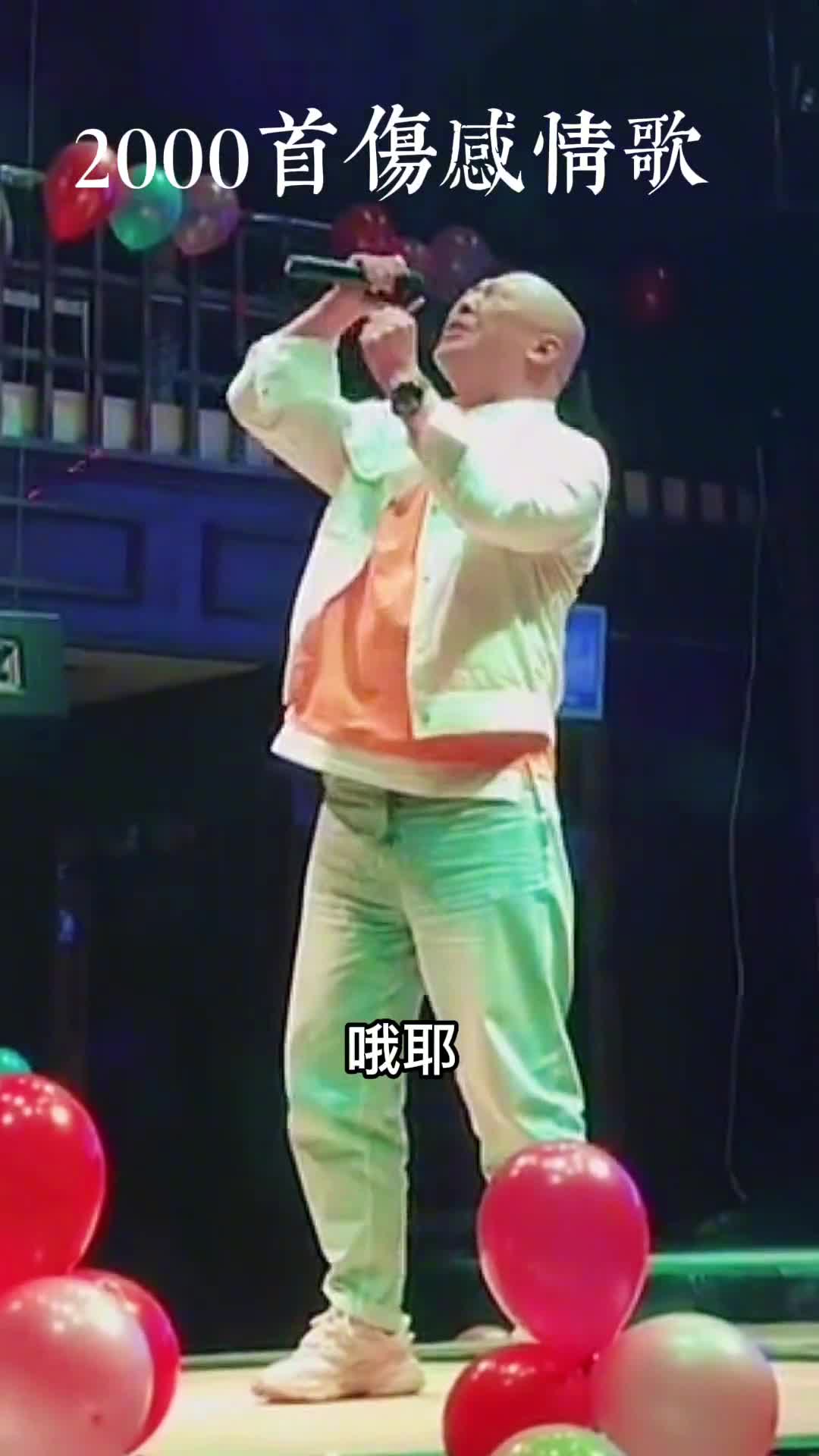 背靠着背坐在地毯上,听听音乐聊聊愿望