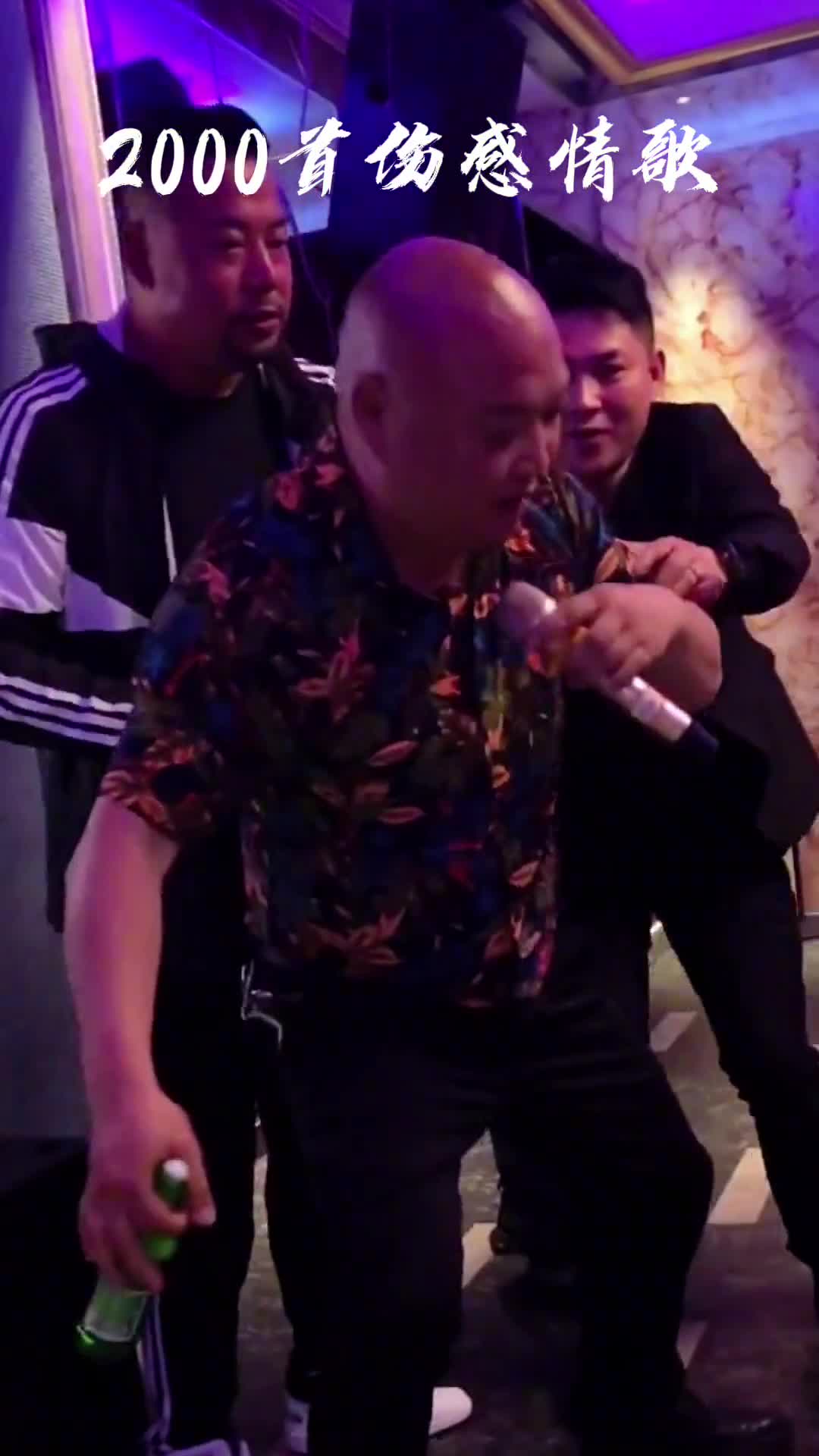到底经历了什么，唱哭了服务员