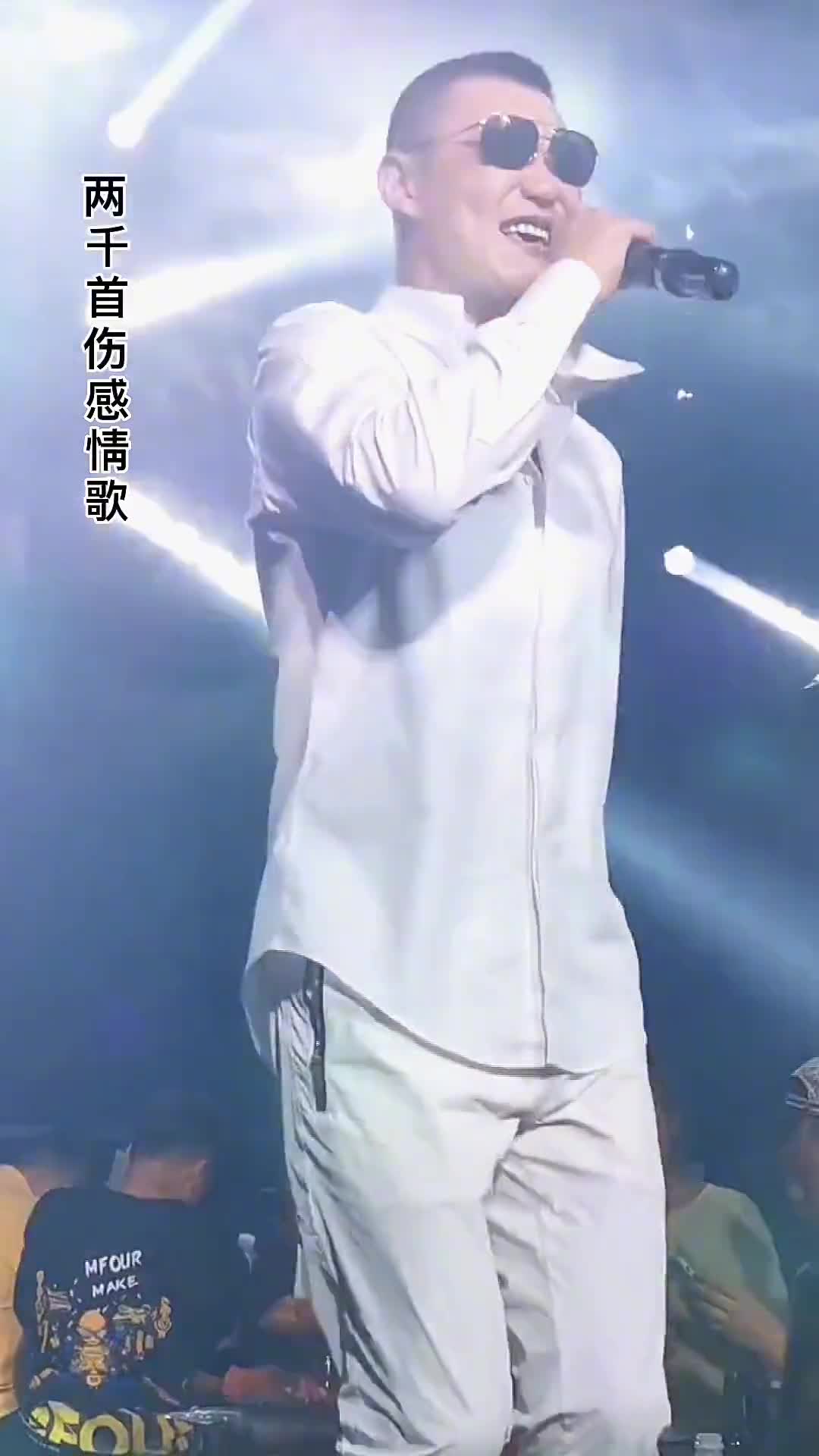 你家门前的山坡上又开满了野花